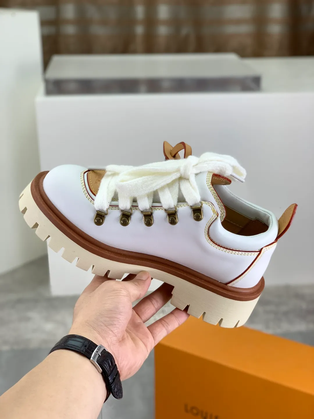 Men's shoes 💰P680 new LV | Louis Vuitton 🧡💚2025 autumn and winter new models, top version ⚠️ The counter features the latest LV REMIX lace-up mountaineering derby shoes, new hard goods 🆕 ❥BS purchasing level! Full of high-end feel! A popular model among bloggers at home and abroad, it’s retro and fashionable, and looks stunning on your feet! Mainly recommended models on the official website★ ━━━━━ ЅᏇєєt ━━━━━ ▪️Upper: top-grade first-layer cowhide ▪️Lining: imported sheepskin ▪️Outsole: original open-molded TPU non-slip outsole ▪️Sole height: 3.5cm ▪️Shoe size: Women 35-41 (41 customization is not returnable) Male 39-45 (46 customized, non-refundable)